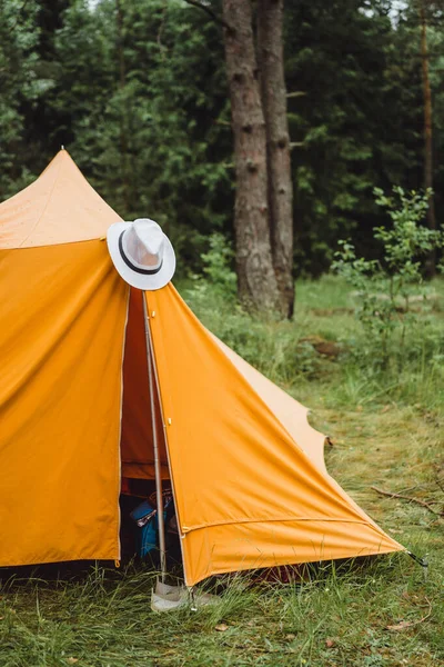テントを張れ キャンプライフコンセプト — ストック写真