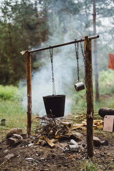 Vařené Jídlo Táborovém Ohni Výletě Kempovací Kuchyň Vaření Lese Ohni — Stock fotografie