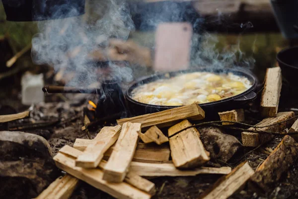 Memasak Makanan Api Unggun Pada Perjalanan Berkemah Kamp Dapur Memasak — Stok Foto