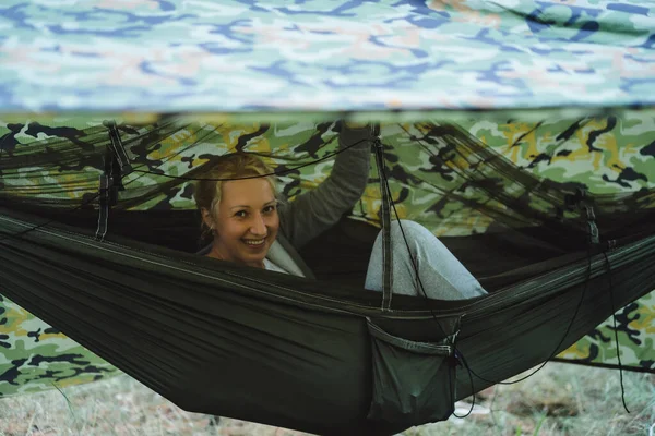 キャンプ旅行でハンモックで美しい若い女性 キャンプライフコンセプト — ストック写真