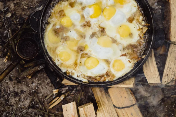 Gekochtes Essen Lagerfeuer Auf Einem Zeltausflug Lagerküche Essen Kochen Wald — Stockfoto