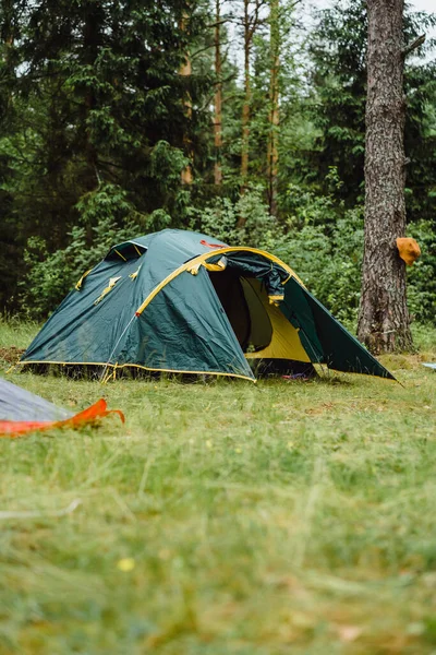 Campingtält Campinglivets Koncept — Stockfoto