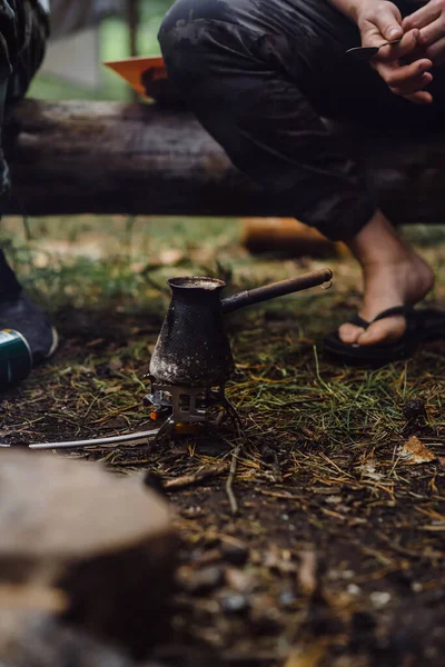 Kávé Turkben Máglyán Készült Egy Kempingtúrán Kempingkonyha Főzés Erdőben Tűz — Stock Fotó