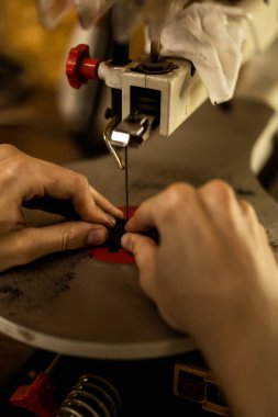 Tahta ve taş atölyesi, ahşap, elle çalışma, yaratma süreci için makineler. Eller odunla çalışır, yakın plan..