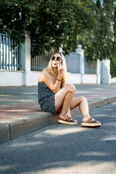 Güneşli Bir Yaz Günü Güzel Genç Bir Kadın Sokakta Dondurma — Stok fotoğraf