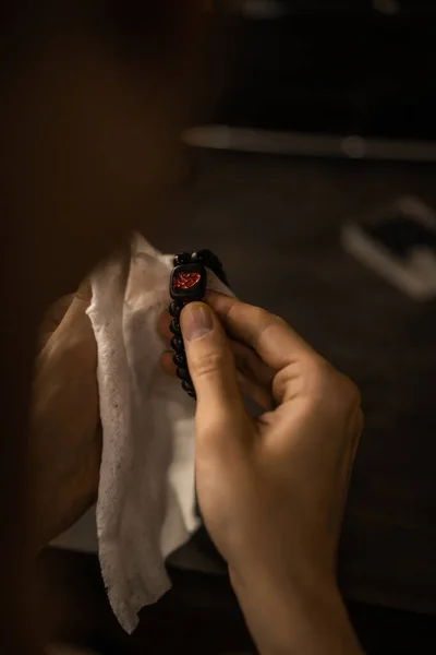 Creación Pulsera Las Piedras Proceso Las Manos Primer Plano — Foto de Stock