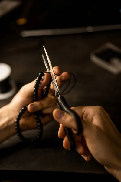 Creatie Van Een Armband Van Stenen Proces Handen Close — Stockfoto
