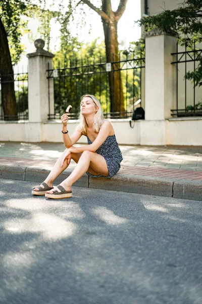 晴れた夏の日 美しい若い女性が街の棒にアイスクリームを食べています — ストック写真