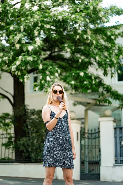 Zonnige Zomerdag Een Mooie Jonge Vrouw Die Ijs Eet Een — Stockfoto