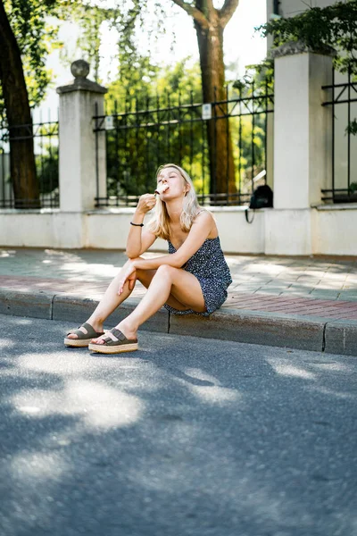 Día Soleado Verano Una Hermosa Joven Comiendo Helado Palo Calle — Foto de Stock