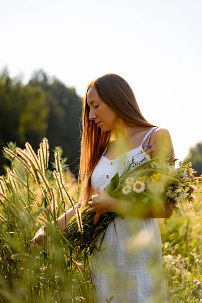 Mladá Krásná Žena Dlouhými Vlasy Bílých Šatech Klobouku Mezi Žluté — Stock fotografie