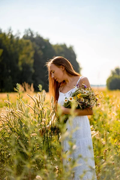 Joven Hermosa Mujer Ingenio Pelo Largo Vestido Blanco Sombrero Entre —  Fotos de Stock