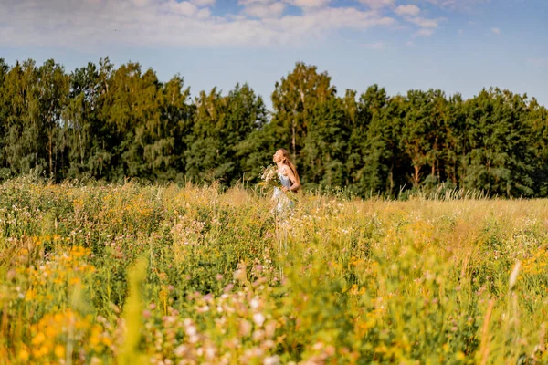 Jonge Mooie Vrouw Met Lang Haar Een Witte Jurk Hoed — Stockfoto