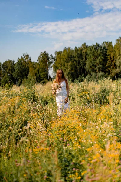 Joven Hermosa Mujer Ingenio Pelo Largo Vestido Blanco Sombrero Entre —  Fotos de Stock