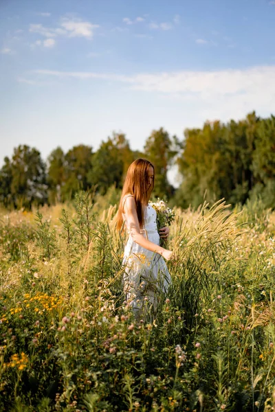 Junge Schöne Frau Mit Langen Haaren Einem Weißen Kleid Und — Stockfoto