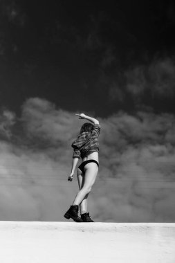 Genç kadın gökyüzüne karşı fiziksel olarak iyi durumda, baraj.