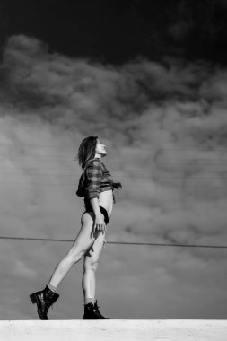 Genç kadın gökyüzüne karşı fiziksel olarak iyi durumda, baraj.