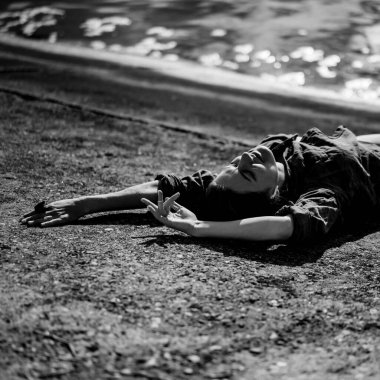 Genç kadın gökyüzüne karşı fiziksel olarak iyi durumda, baraj.