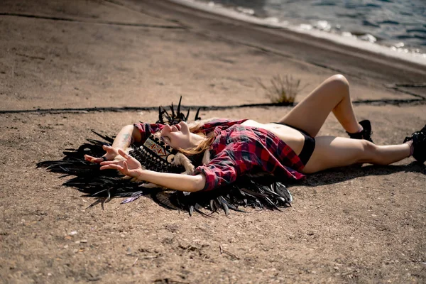 Mulher Usando Chapéu Índio Americano Close Retrato Mulher Xamânica Com — Fotografia de Stock