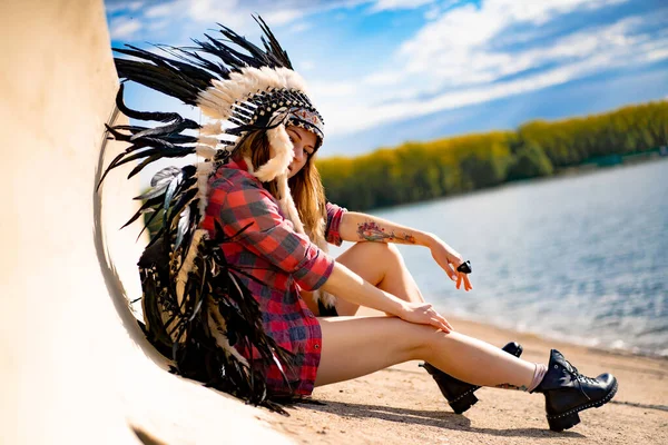 戴着美洲印第安人帽子的女人 头戴印度羽毛帽的萨满女性的近照 — 图库照片