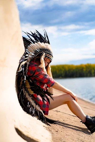 Una Mujer Con Sombrero Indio Americano Retrato Cerca Hembra Chamánica — Foto de Stock
