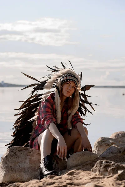 Una Mujer Con Sombrero Indio Americano Retrato Cerca Hembra Chamánica —  Fotos de Stock