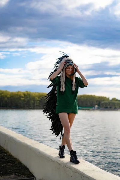 Una Mujer Con Sombrero Indio Americano Retrato Cerca Hembra Chamánica — Foto de Stock