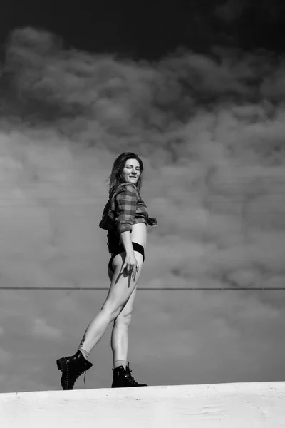 空に対して物理的な形をした若い女性 — ストック写真
