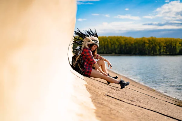 Kvinna Amerikansk Indianhatt Närbild Porträtt Shamansk Kvinna Med Indisk Fjäder — Stockfoto