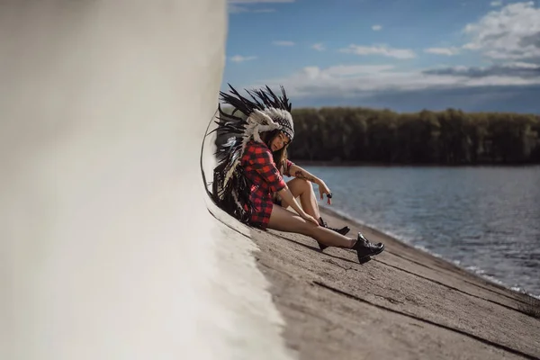 Žena Americkém Indiánském Klobouku Detail Portrét Šamanské Feny Indickým Péřovým — Stock fotografie