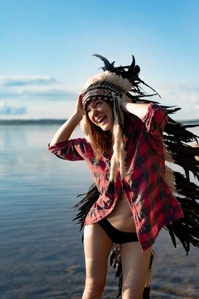 Kvinna Amerikansk Indianhatt Närbild Porträtt Shamansk Kvinna Med Indisk Fjäder — Stockfoto