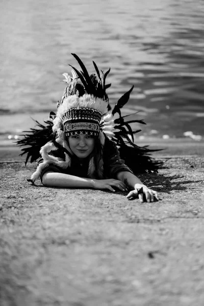 Žena Americkém Indiánském Klobouku Detail Portrét Šamanské Feny Indickým Péřovým — Stock fotografie