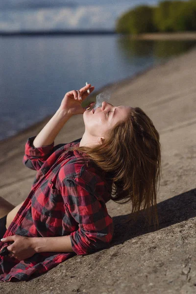 Jovem Fuma Cigarro Costa — Fotografia de Stock