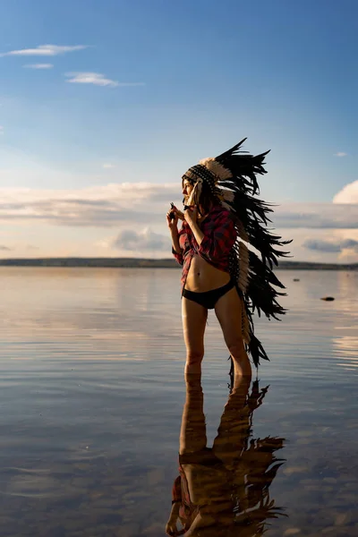 Una Mujer Con Sombrero Indio Americano Retrato Cerca Hembra Chamánica —  Fotos de Stock
