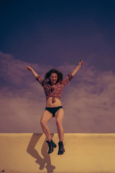 Young Woman Good Physical Shape Sky Dam — Stock Photo, Image