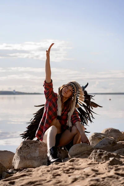 Una Mujer Con Sombrero Indio Americano Retrato Cerca Hembra Chamánica — Foto de Stock
