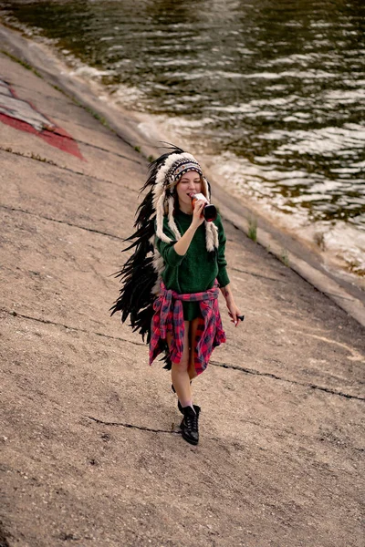 Una Mujer Con Sombrero Indio Americano Retrato Cerca Hembra Chamánica — Foto de Stock