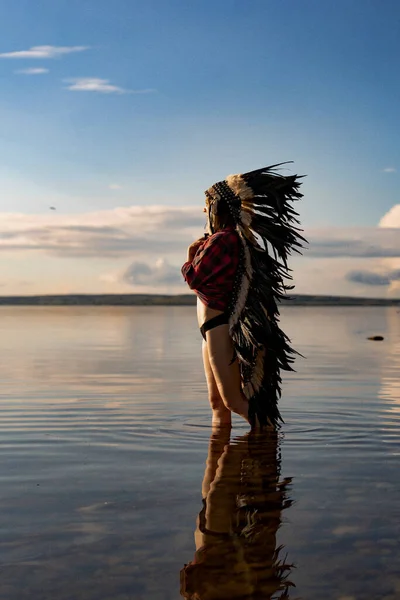 Kvinna Amerikansk Indianhatt Närbild Porträtt Shamansk Kvinna Med Indisk Fjäder — Stockfoto