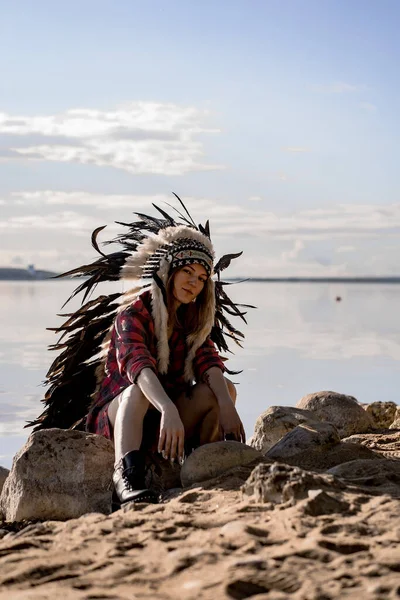 Una Mujer Con Sombrero Indio Americano Retrato Cerca Hembra Chamánica —  Fotos de Stock