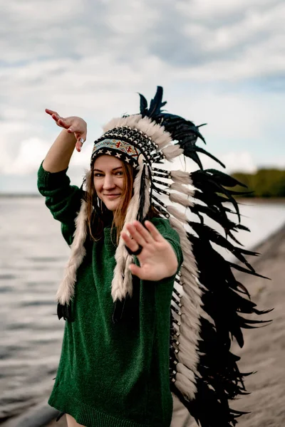 Una Mujer Con Sombrero Indio Americano Retrato Cerca Hembra Chamánica —  Fotos de Stock