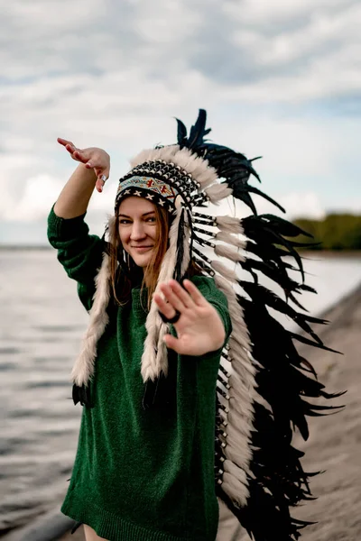 Kvinna Amerikansk Indianhatt Närbild Porträtt Shamansk Kvinna Med Indisk Fjäder — Stockfoto