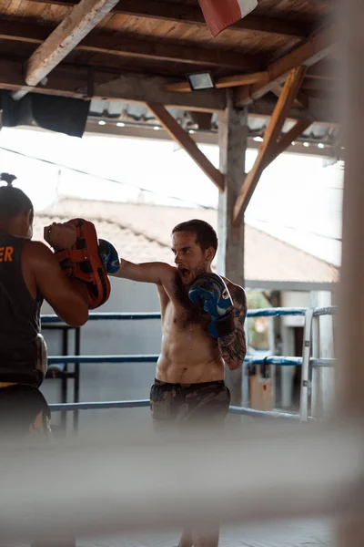 Training Gym Ring Muay Thai Trainer Tattooed Caucasian Man Asian — ストック写真