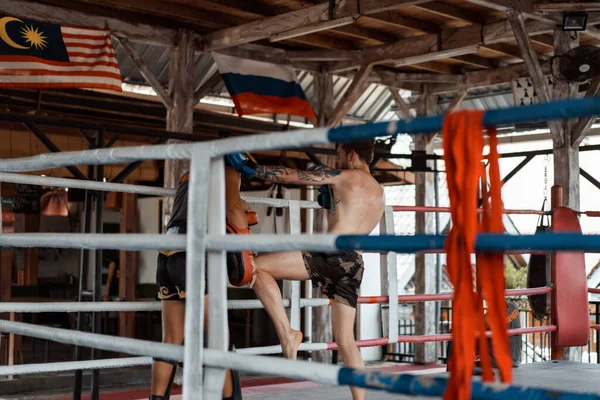 在拳击台的体育馆里和一位赛前教练一起训练 鞑靼人 高加索人和亚洲人教练 Muay Thai培训 — 图库照片