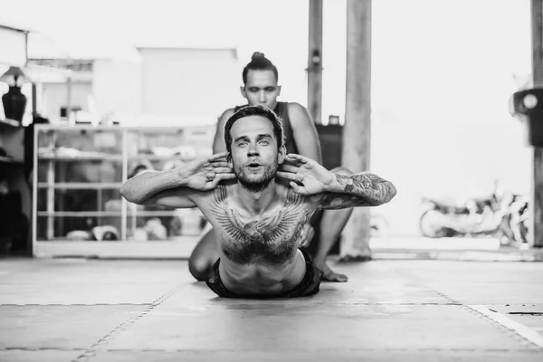 Entraînement Dans Gymnase Sur Ring Avec Entraîneur Muay Thai Tatoué — Photo