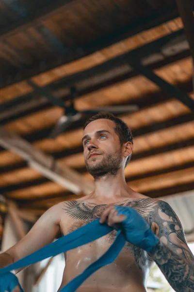 Training Gym Ring Muay Thai Trainer Tattooed Caucasian Man Asian — Stock Photo, Image