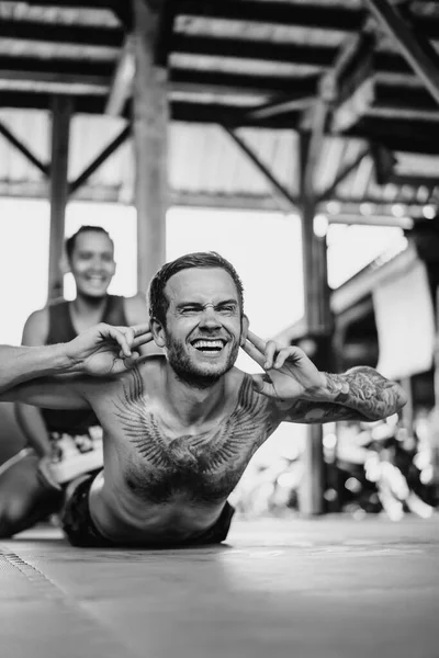 Training Gym Ring Muay Thai Trainer Tattooed Caucasian Man Asian — Foto de Stock