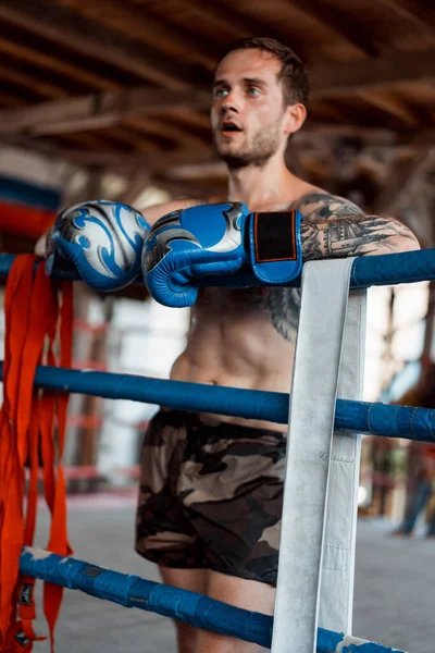 Training Gym Ring Muay Thai Trainer Tattooed Caucasian Man Asian — Stock fotografie