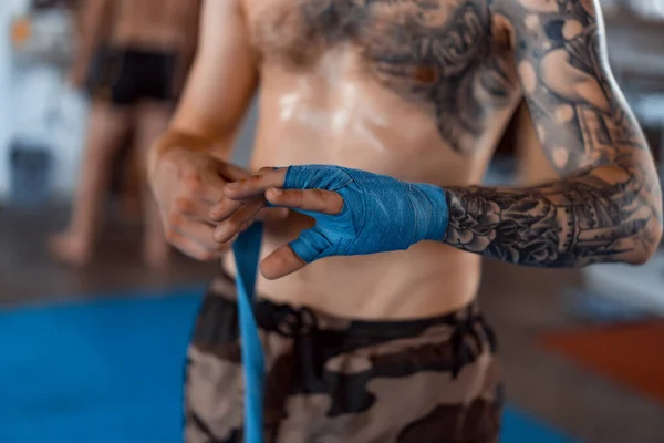 Training Gym Ring Muay Thai Trainer Tattooed Caucasian Man Asian — Fotografia de Stock