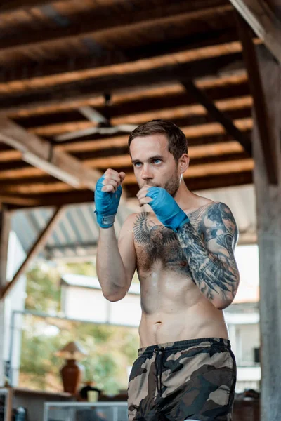 Entraînement Dans Gymnase Sur Ring Avec Entraîneur Muay Thai Tatoué — Photo