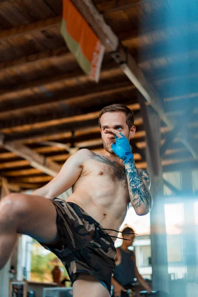 Training Gym Ring Muay Thai Trainer Tattooed Caucasian Man Asian — Zdjęcie stockowe